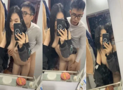 Hai sinh viên trẻ ân ái nhau trước gương